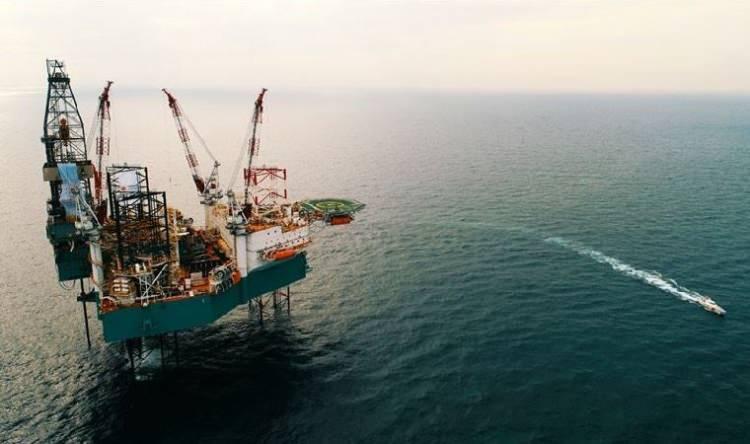 <p>Terzioğlu, ülkenin cari açığına etki edecek enerji politikalarının temelinde keşifler olduğuna dikkati çekerek, <strong>"Doğal gaz ve petrol keşifleri birbiri ardına devam ediyor. Her yeni keşif ve rezerv duyurusu bir yenisinin de müjdecisi olabiliyor. Dolayısıyla enerji projelerinin cari açığa etkisi on yılda beklenenden daha da yüksek olabilir."</strong> ifadelerini kullandı.</p>
