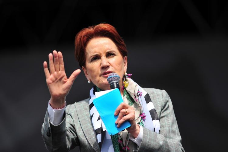 <p> İyi Parti Genel Başkanı Meral Akşener, İstanbul Üsküdar Beylerbeyi'ndeki Hacı Sabancı Anadolu Lisesi'nde, </p>