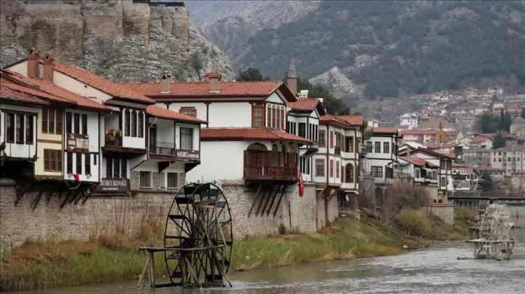 <p>Amasya - 179 bin 213 kişi</p>
<p> </p>