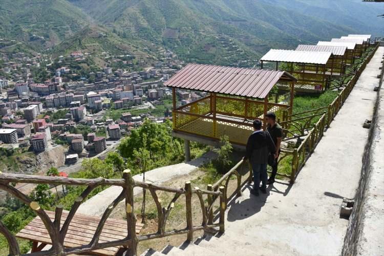 <p>İlçede gönül belediyeciliğini geliştirmeye çalıştıklarını dile getiren Saklı, "İlçeye modern bir mezhaba kazandırdık. Halı saha yaptık. Yollarla ilgili ciddi projeler geliştirdik. Bir yılımız daha var. O süreci de iyi hizmetler yaparak geçirmek istiyoruz." ifadesini kullandı.</p>
