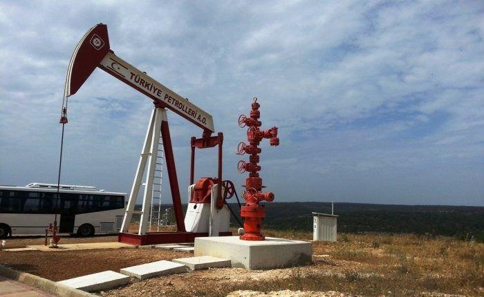 <p><strong>TPAO'NUN SAHA ÇALIŞMALARI GENİŞLİYOR</strong></p>
<p>Türkiye Petrolleri A.O. (TPAO) Adıyaman Bölge Müdürlüğü tarafından Yağbasan-1 sahasına yaklaşık 500 metre uzaklıktaki sahada ham petrol arama çalışması yapılacağını belirten Karataş "Sondaj yöntemi ile ham petrol arama çalışması yapılacak olan bölgede şuanda çalışmalar devam ediyor.</p>