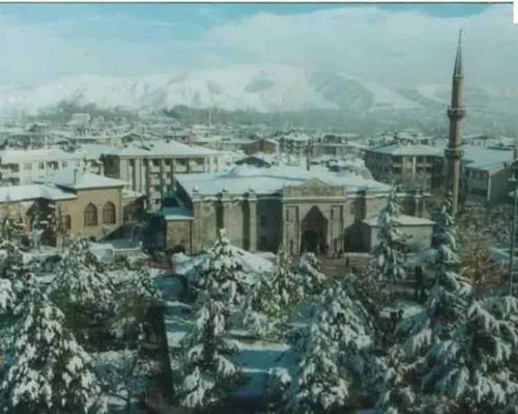 <p><span style="color:#B22222"><strong>AKSARAY</strong></span></p>

<p><strong>Şehir "Aksaray" adını işte bu beyaz saraydan aldı.</strong></p>
