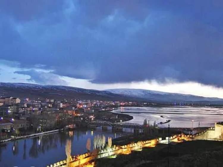 <p><span style="color:#B22222"><strong>ARDAHAN</strong></span></p>

<p><strong>Ardahan'ın isim babası ise Gürcülerdir. Ardahan adı Gürcüce Ardana'dan gelmektedir.</strong></p>
