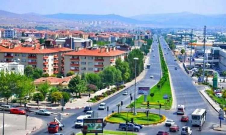 <p><span style="color:#B22222"><strong>BALIKESİR</strong></span></p>

<p><strong>Şehrin adının eski hisar anlamına gelen Paleokastio'dan türediği sanılmaktadır. Halk arasında dolaşan bir söylentiye göre de balı çok anlamına gelir. Çünkü Kesir Arapça'da çok anlamına gelmektedir.</strong></p>
