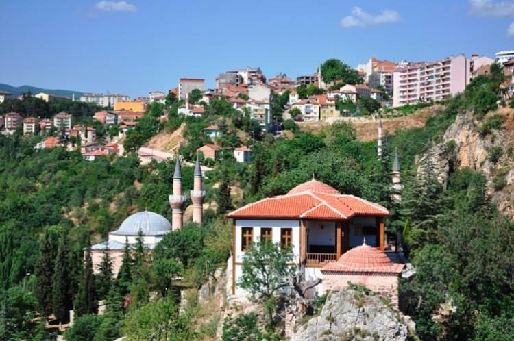 <p><span style="color:#B22222"><strong>BİLECİK</strong></span></p>

<p><strong>Bizanslılar döneminde burada Bilekoma adlı bir kale vardı. Osman bey burayı alınca bu adı Bilecik olarak adını verdi.</strong></p>
