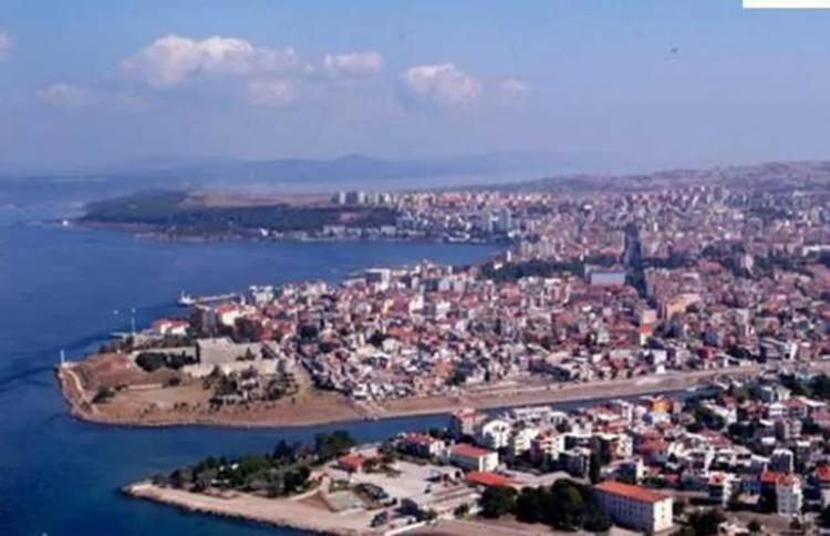 <p><strong><span style="color:#B22222">ÇANAKKALE: </span>Marmara ve Ege denizlerini birleştiren Boğaz'daki şehir ve kasabaların en büyüğü ve il merkezidir. Boğazın doğu kıyısında ve en dar yerinde kurulmuştur. Burada denizini şekli tıpkı bir çanağı andırır. Bugünkü ismini buradan alır.</strong></p>
<p> </p>