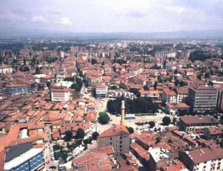 <p><strong><span style="color:#B22222">ÇORUM:</span> Rivayete göre Çoğurum kelimesinden türetilmiştir. Bu da bölgede zamanında Rumların çoğunluğu oluşturmasından kaynaklanmaktadır.</strong></p>

<p> </p>
