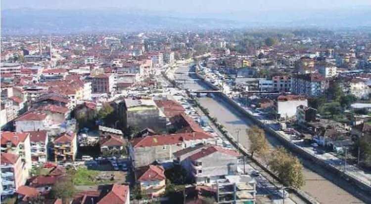 <p><strong><span style="color:#B22222">DÜZCE:</span> Adının nereden geldiği konusunda her hangi bir kayda rastlanmamıştır.</strong></p>
<p> </p>