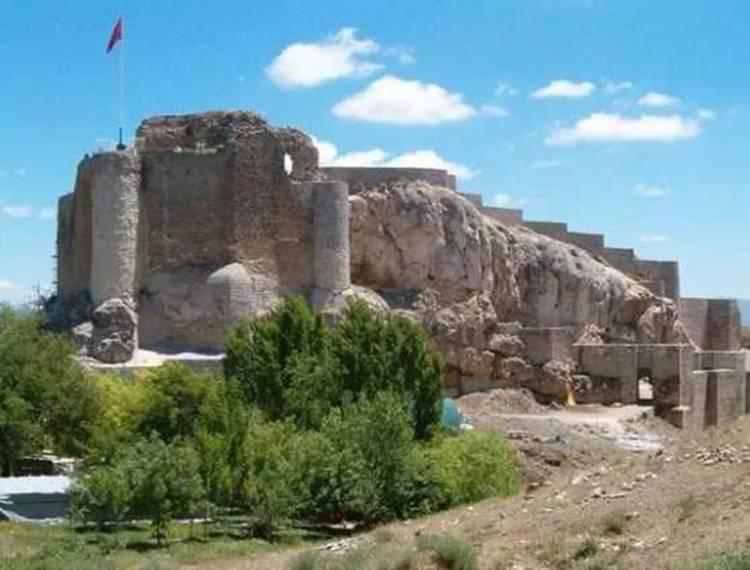 <p><strong><span style="color:#B22222">ELAZIĞ:</span> 1834 yılında Mezra denilen yerde kuruldu.1862 yılında buraya o sıradaki padişah Abdülaziz'in onuruna "Mamuretülaziz" adı verildi. Bu ismi uzun bulan halk onu Elaziz olarak kısalttı. 1937 yılında Elazığ'a çevrildi.</strong></p>
<p> </p>