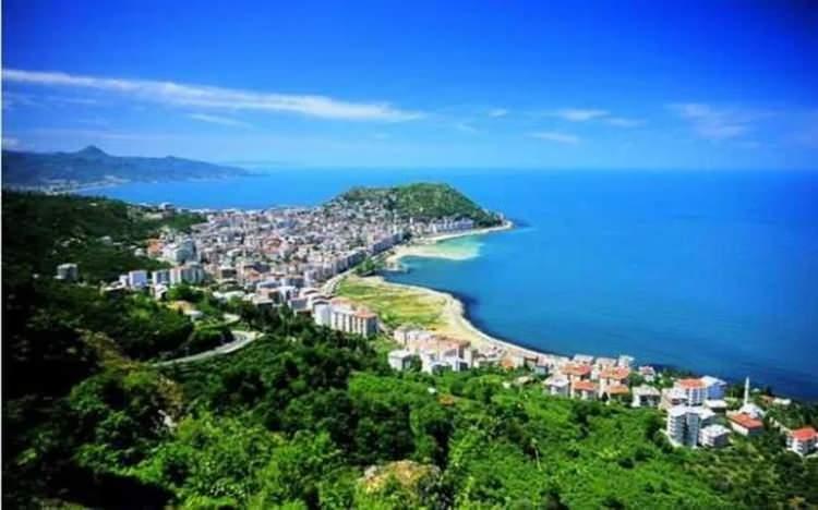 <p><strong><span style="color:#B22222">GİRESUN: </span>Şehrin nerede kurulduğu ve kimler tarafından iskan edildiği konusu tartışmalıdır. Bu tereddüt M.Ö. 350 yıllarına ait kaynaklarda da yer almaktadır. Coğrafyacı Strabon, Farnakia dediği şehrin; bugünkü Giresun kentinin olduğu yerde kurulduğu üzerinde durmuştur. Romalı idareci Arrien Farnakia'nın eski adının Kerasus olduğunu belirtmiş ve buranın Sinoplular tarafından kurulduğunu yazmıştır.</strong></p>

<p> </p>
