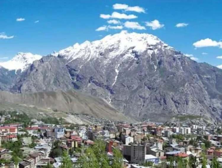 <p><strong><span style="color:#B22222">HAKKARİ: </span>Hakkâri kelimesi Kürtçe' den dilimize geçmiştir. Bu rivâyete göre kelimenin özü "Kar-in" olup "Her" önekini almıştır. Kürtçe' de "Kar-in", "-ebilmek" manasına gelip, insanın güç yetirebilme durumunu anlatır. Dolayısıyla "Hakkâri" kelimesi "hep güçlü, hep edebilen" anlamı vardır.</strong></p>

<p> </p>
