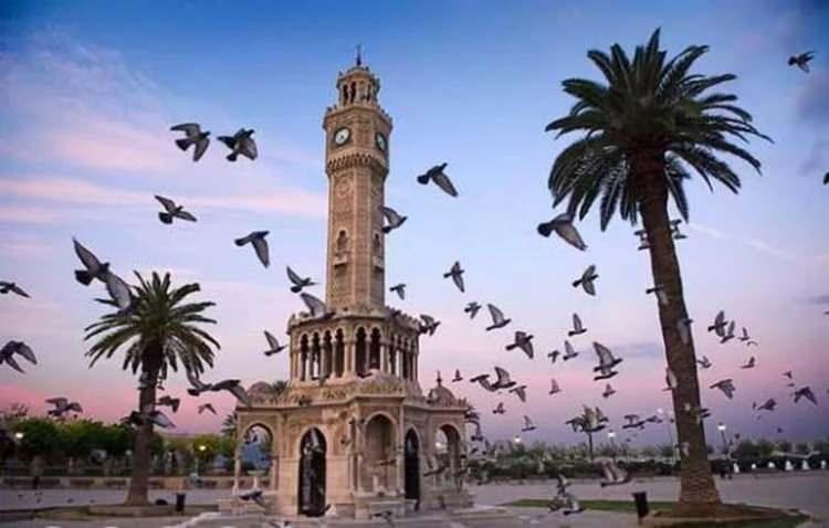 <p><strong><span style="color:#B22222">İZMİR: </span>Şehrin asıl adı "Smyrna"dır. İzmir kelimesi smyrna'nın halk arasındaki kullanış şeklidir. Homeros destanlarında bu kent ismini Kıbrıs Kralı Kinyras'ın kızı Smyra'dan alır ve tanrıça Artemis İzmirli'dir. Kimi kaynaklara göre de, İzmir şehrini ilk kuran Hititler değil, Amazonlar'dır. (Hititler de buraya Navlühun adını vermişlerdir.</strong></p>

<p> </p>
