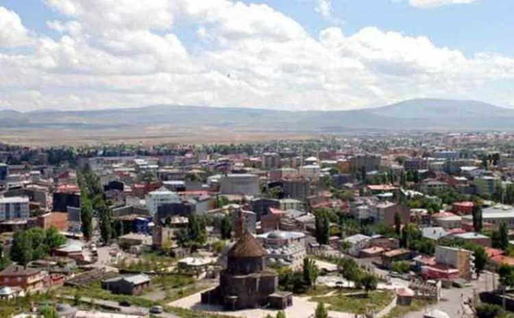 <p><strong><span style="color:#B22222">KARS:</span> MÖ: 130-127 yılında buraya yerleşen Karsak oymağından dolayı şehre kars adı verilmiştir. Kars kelimesinin anlamı ise deve ya da koyun yününden yapılan elbise veya şal kuşağı anlamına gelir.</strong></p>

<p> </p>
