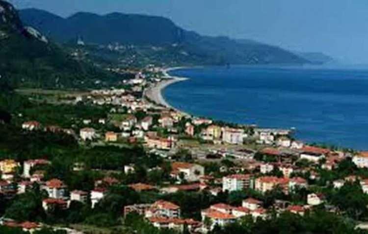 <p><strong><span style="color:#B22222">KASTAMONU:</span> Şehrin eski adı "Tumana"dır. Buraya daha sonra Gas-Gas isimli bir kavim yerleşti. İşte Kastamonu Gas ve Tuman'ın birleşmesinden meydana gelmiştir.</strong></p>

<p> </p>
