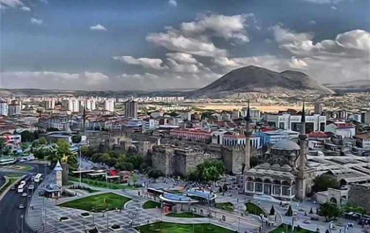 <p><strong><span style="color:#B22222">KAYSERİ: </span>Romalılar Mazaka adlı şehri alınca buraya Kaysarea adını verdiler. Yani İmparator şehri anlamına gelir. Daha sonra Kayseri olarak halk arasında yayıldı</strong></p>

<p> </p>
