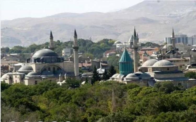 <p><strong><span style="color:#B22222">KONYA:</span> İsa'dan önce 47-50 ve 53 yıllarında Hıristiyan azizlerinden St. Paul burayı ziyaret etti ve şehir önemli bir dinsel merkez olarak gelişti. Bu nedenle Hıristiyanlar ona, "İsa'nın tasviri" anlamına gelen "ikonyum" adını verdiler. Abbasiler burayı alınca "Kuniye'ye" çevirdiler. Türkler bu ismi Konya olarak değiştirdi.</strong></p>

<p> </p>
