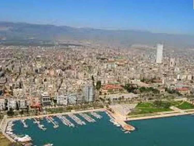 <p><strong><span style="color:#B22222">MERSİN:</span> Mersin'e Mersin denilmesinin sebebi şimdiki Mersin Şehrinin yakınlarında eskiden MERSİNLİ adında bir aşiret varmış. Bu aşiret Türkistan'dan gelen aşiretlerdenmiş. MERSİN adı ile Anadolu'da daha yedi, sekiz tane köy vardır ki, MERSİN adı bu Mersin adındaki Türk Oymağının adına göre konmuştur.</strong></p>
<p> </p>
