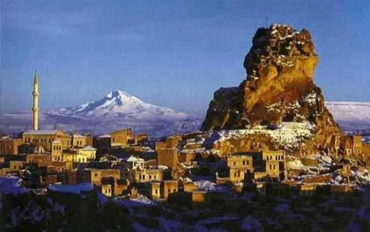 <p><strong><span style="color:#B22222">NEVŞEHİR:</span> Onsekizinci yüzyıla kadar şehir bir köydü ve adı "Muşkara" idi. Daha sonra Nevşehirli Damat İbrahim Paşa köyünü geliştirdi ve yeni şehir anlamında Nevşehir adını verdi.</strong></p>

<p> </p>
