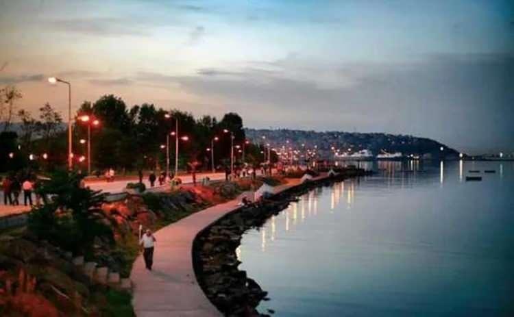 <p><strong><span style="color:#B22222">SAMSUN: </span>Eski adı "Amisos"dur. Samsun ismi bu kelimenin halk arasından değiştirilmesidir.</strong></p>
<p> </p>