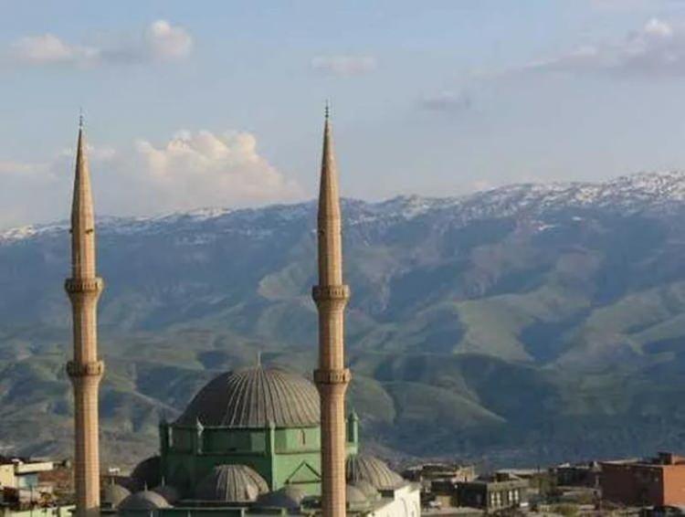 <p><strong><span style="color:#B22222">ŞIRNAK: </span>Şırnak, Nuh'un Gemisi kalıntılarının olduğu öne sürülen Cudi Dağı'nın Kuzeyinde Şehr-i Nuh adıyla kurulmuş, önceleri Şerneh, daha sonraki yıllarda ise Şırnak adını almıştır.</strong></p>
<p> </p>