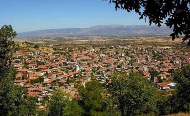 <p><strong><span style="color:#B22222">UŞAK:</span> Çocuk veya genç adının halk dilinden söylenişidir. Bazı rivayetlere göre ise uşak (ayınla söylenişi) kelimesinin aşık kelimesinden geldiği söylenmiştir.</strong></p>
<p> </p>