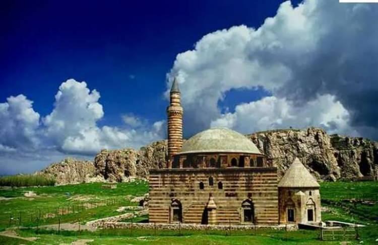 <p><strong><span style="color:#B22222">VAN: </span>Van'ı Asur kraliçesi Semiramis kurdu. Bundan dolayı şehre "Şahmirankent" adı verildi. Daha sonra Persler döneminde buraya Van adında bir vali geldi ve şehri bayındır hale getirdiğinden şehre onun adı verildi.</strong></p>
<p> </p>