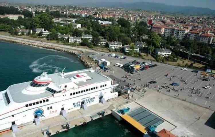 <p><strong><span style="color:#B22222">YALOVA:</span> Yalova'nın adının nereden geldiğine dair çeşitli iddialar ortaya atılsa da en çok kabul göreni Osmanlı döneminde Çiftlikköy ilçesinden başlayıp Termal ve Çınarcık ilçelerini içine alan bölgeye verilen "Yalakabad" adından geldiği. Yalakabad'ın ardından buranın Yali Ovası olarak anıldığı, cumhuriyetin ilanından vefatına kadar sık sık Yalova'ya gelen Ulu Önder Atatürk'ün burada yazdığı mektupları tarih attıktan sonra Yali Ovası yazıp imzaladığı belgelenmiş. Türkçe'ye Rumca'dan Yalı olarak geçen yali ve ova kelimelerinin birleşerek Yalova olarak kaldığı sanılıyor.Yalova'da "Katırlı" beldesinin adı Esenköy, geçmişte hapishane bulunduğundan yıllarca "Zindan" olarak anılan Teşvikiye beldesine bağlı mahallenin ismi ise Yukarı Teşvikiye olarak değiştirildi.</strong></p>
<p> </p>