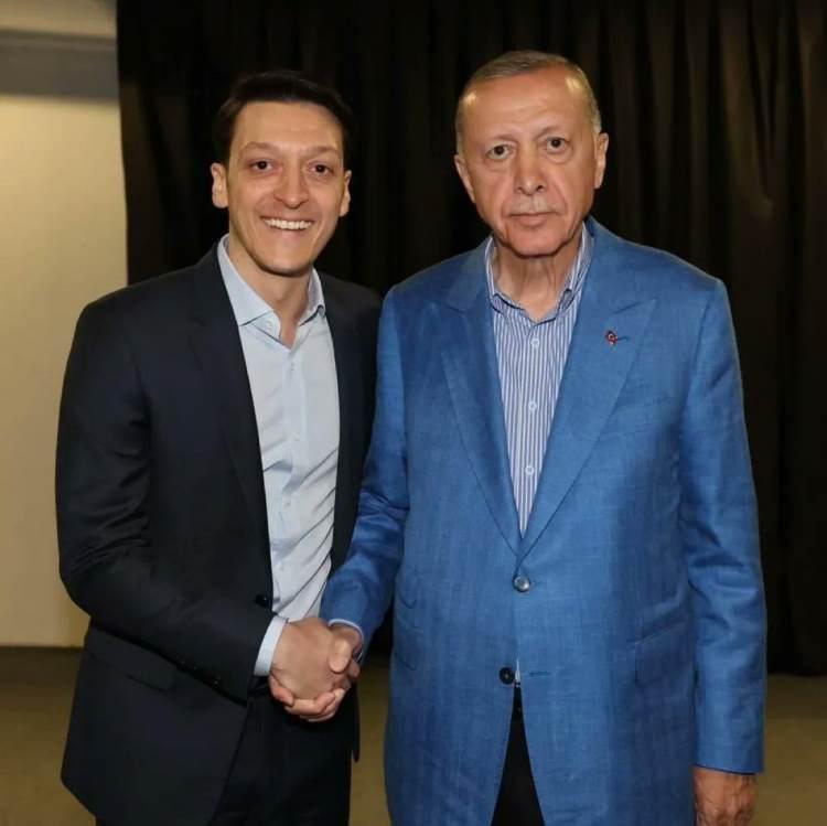 <p><strong><span style="color:#8B4513">"Her zaman yanındayız Sayın Cumhurbaşkanım."</span><a href="https://www.yasemin.com/" target="_blank"><span style="color:rgb(255, 255, 255)">(Yasemin.com)</span></a></strong></p>