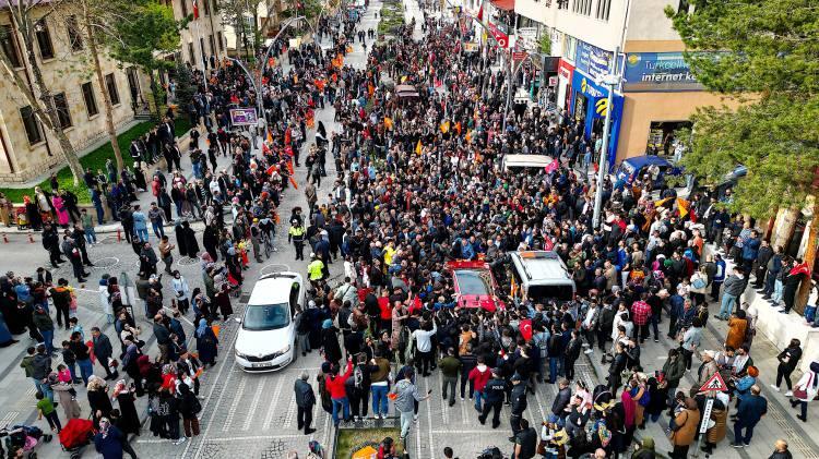 <p>Aracı görünce büyük mutluluk yaşadığını belirten Ulaş, "Vicdanlı bir Türk vatandaşı neyi hissederse ben de onu hissettim. Araba çok güzel, belki de piyasadaki en iyi arabalardan bir tanesi. Allah devletimize, milletimize zeval vermesin." diye konuştu.</p>
