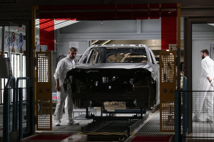 <p>Gövde biriminden çıkan araçların otomatik olarak boyahaneye transfer edildiğin ve burada boyanma işleminin yapıldığını anlatan Karakaş, buranın Togg için en değerli birimlerden biri ve Avrupa’daki en temiz boyahane olduğunu dile getirdi.</p>