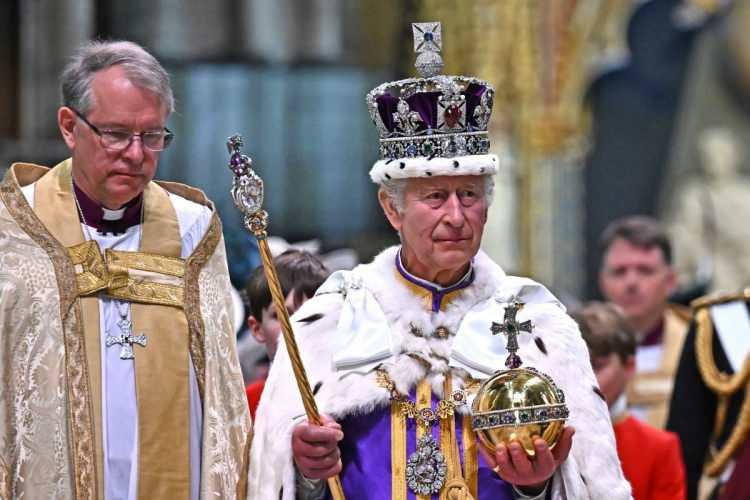 <p><span style="color:#000000"><strong>İngiltere'nin tarihi olaylarından biri olan Kral III. Charles'ın taç giyme töreni eş zamanlı olarak tüm dünyada milyonlarca kişi tarafından takip edildi. Kraliçe II. Elizabeth'in ölümünün ardından 70 yıl sonra ilk kez gerçekleşen törende her detay dikkatli bir şekilde takip edildi. </strong></span></p>
