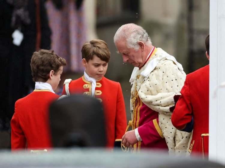 <p><span style="color:#000000"><strong>Bir parçasını eksik hisseden Charles, neredeyse tüm ailesi yanında olsa da en küçük oğlu Harry'nin kendisine tam olarak destek olmamasının üzüntüsünü yaşadı. </strong></span></p>