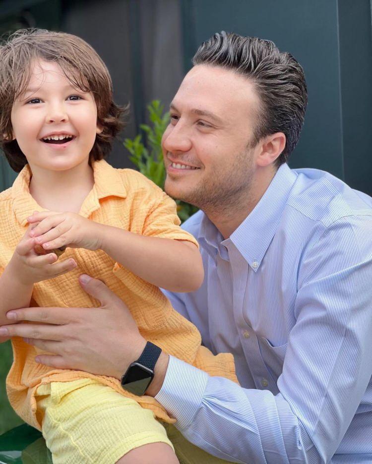 <p><span style="color:#4B0082"><strong>Geçtiğimiz yıllarda ekran serüvenine son vererek meslek hayatına yapımcı olarak devam eden Burak Sağyaşar, </strong></span><span style="color:#008080"><strong>"Anneler Günü'ne az kaldı Hatice’ye süpriz yapacağım, bozmayın"</strong></span><span style="color:#4B0082"><strong> diyerek espri yaptı. </strong></span><strong><a href="https://www.yasemin.com/" target="_blank"><span style="color:rgb(255, 255, 255)">(Yasemin.com)</span></a></strong></p>