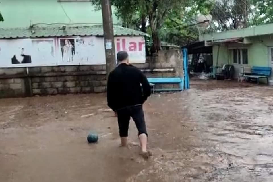 <p>Belediye ekipleri biriken suların tahliyesi için çalışma başlattı. Vatandaşlar da kirlenen ev, iş yerleri ve eşyalarını temizlemeye başladı. </p>