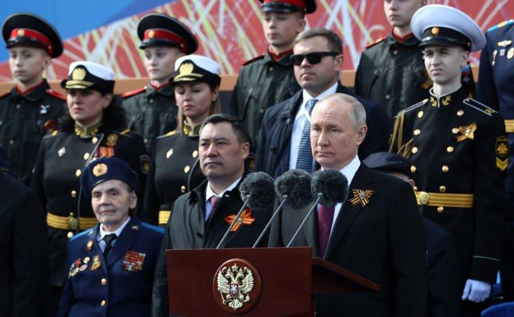 <p>Putin, sözlerinin devamında Batılı ülkelere mesajlar vererek, "Üstünlük ideolojisi doğası gereği kabul edilemez ve bu ideolojinin ölümcül olduğuna inanıyoruz. Buna karşı Batılı elitler hala çağdaşlıktan bahsediyorlar. İnsanları sömürüyor, toplumları bölüyorlar, kanlı çatışmalar ve darbeleri kışkırtıyorlar, toplumlara Rusofobi aşılıyorlar ve insanı insan yapan değer olan aile değerlerini yok ediyorlar. Görünüşe göre Nazilerin dünyaya egemen olma planlarının neye mal olduğunu unutmuşlar" ifadelerini kullandı.</p>