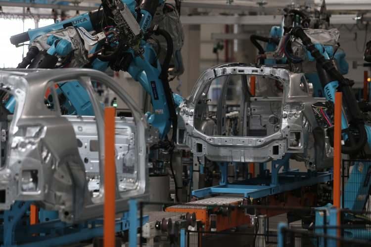 <p>O nedenle bizim kendimizi konumlandırmamız, pazardaki o endeksleri takip ediyoruz, ister tedarik zinciri olsun, ister her türlü bununla ilgili maliyete yönelik girdiler olsun... Bunların hepsini biz diğer profesyonel şirketler gibi profesyonelce takip ediyoruz ve ihtiyacımız olursa yeni bir fiyat listesi yayınlarız."</p>
