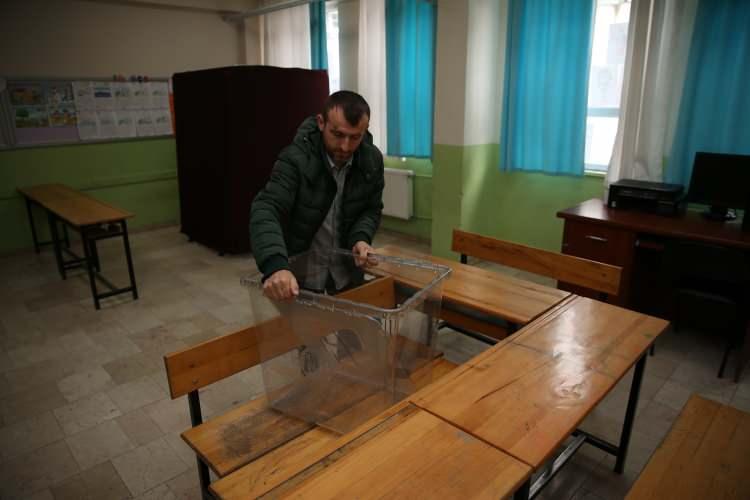 <p>İl Seçim Kurulu tarafından sandık kurulu başkanlarına teslim edilen oy kullanma kabini ve sandıkların okullarda kurulumu gerçekleştiriliyor.</p>