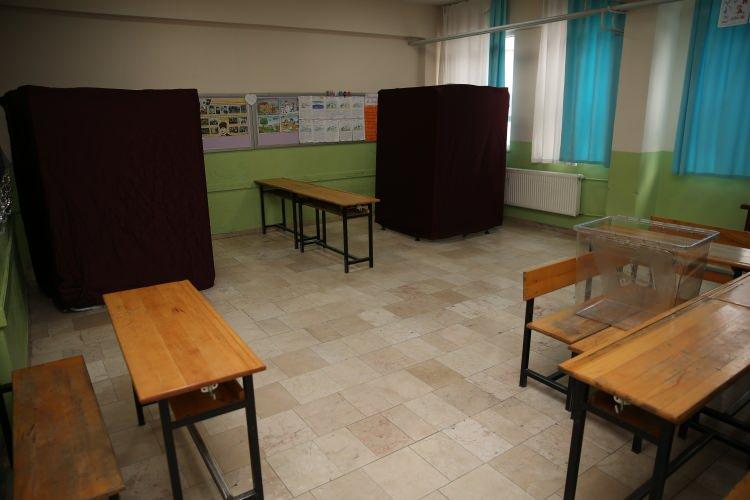 <p>Okul girişlerine, seçmenlerin sandıkları kolay bulmaları amacıyla sandık numaralarının yer aldığı yönlendirme yazıları bulunuyor.</p>