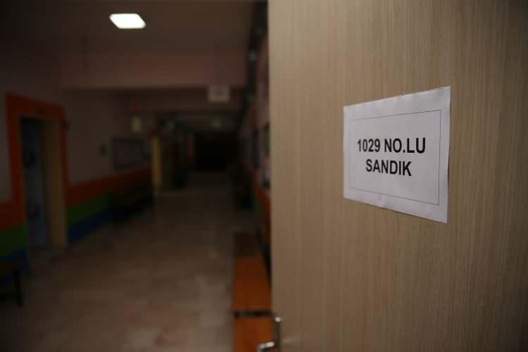 <p>Öte yandan oy kullanılacak okulların girişine, Yüksek Seçim Kurulunun bilgilendirme afişleri asıldı.</p>