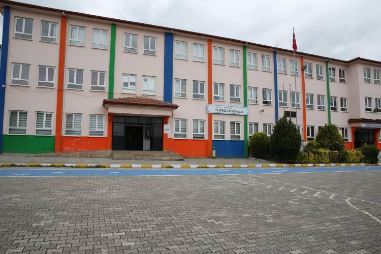 <p>İl ve ilçe merkezleri dışında kalan yerleşim yerlerinde oy verme işlemi için sandık kurulu başkanları, içinde birleşik oy pusulası, oy zarfları, mühür, imza cetveli, ıstampa, mühür, mühür mumu ve sicim, tutanak defteri, tutanak kağıtları, tükenmez kalem, bağlama kartonu ve sandık seçmen listesinin bulunduğu seçim torbalarını teslim aldı. İl ve ilçe merkezlerinde ise seçim torbaları, seçim kurullarınca belirlenen alanlarda yarın saat 05.00'den itibaren bina sorumlularına teslim edilecek.</p>
