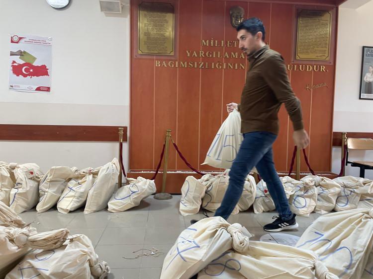 <p>Kentte il ve ilçe merkezleri dışında kalan yerleşim yerlerinde görevli sandık kurulu başkanlarına, ilçe seçim kurullarınca hazırlanan, içerisinde seçim araç ve gereçlerinin yer aldığı malzeme torbaları teslim ediliyor.</p>
