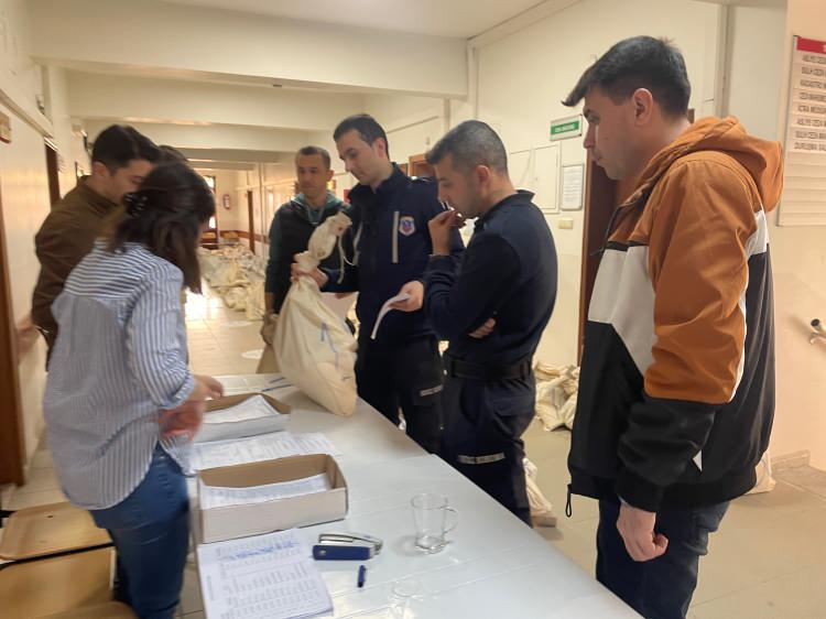 <p>Kentte en fazla kırsal mahallenin bulunduğu Kandıra'da, ilçe merkezi dışındaki 129 sanığa ait malzeme torbaları saat 13.00 itibarıyla tutanak karşılığında sandık kurul başkanlarına verilmeye başlandı.</p>
