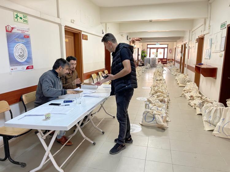 <p>İl Seçim Kurulu tarafından sandık kurulu başkanlarına teslim edilen oy kullanma kabini ve sandıkların okullarda kurulumu gerçekleştiriliyor.</p>