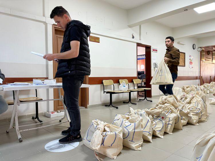 <p>Sınıfların girişine sandık numaraları asılıyor. Seçmenler, yarın saat 08.00'den itibaren 5 yıl boyunca görev yapacak cumhurbaşkanı ve milletvekillerini seçmek için oy kullanacak.</p>