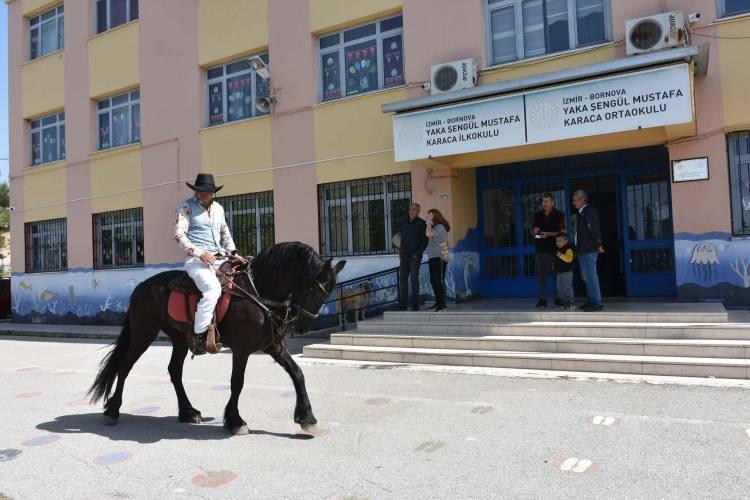 <p>İzmir'in Bornova ilçesinde at eğitmeni Faruk Ceren (47), oy kullanmaya at üstünde kovboy kıyafeti ile geldi.</p>
