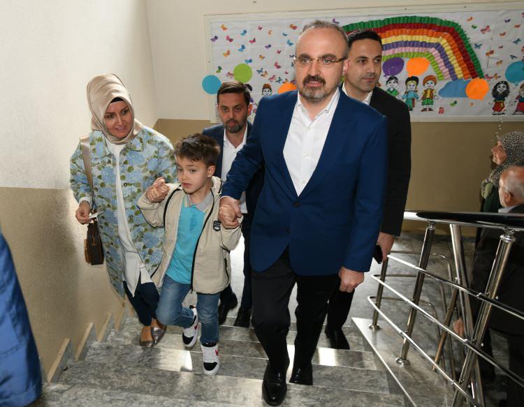 <p>AK Parti Grup Başkanvekili Bülent Turan, babası Sadettin, annesi Sebahat, eşi Kevser ve oğlu Ali Asaf Turan ile Şehit Hüseyin Çetin İmam Hatip Ortaokulu'na geldi.</p>
