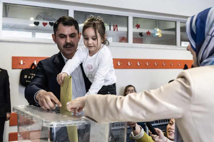 <p>Çevre, Şehircilik ve İklim Değişikliği Bakanı Murat Kurum, eşi Şengül Kurum ile birlikte oyunu TEB Ataşehir Ortaokulu’nda kullandı.</p>
