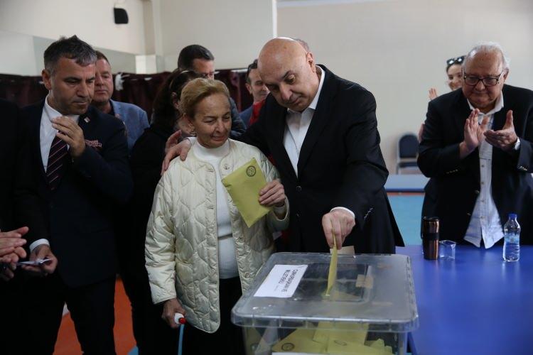 <p>CHP Grup Başkanvekili Engin Özkoç, Cumhurbaşkanı ve 28. Dönem Milletvekili Genel Seçimi için Sakarya'da oy verdi. Özkoç, annesi Gülser Özkoç'la beraber geldiği Sakarya Uygulamalı Bilimler Üniversitesi Sapanca Turizm Meslek Yüksekokulu'nda oyunu kullandı.</p>
