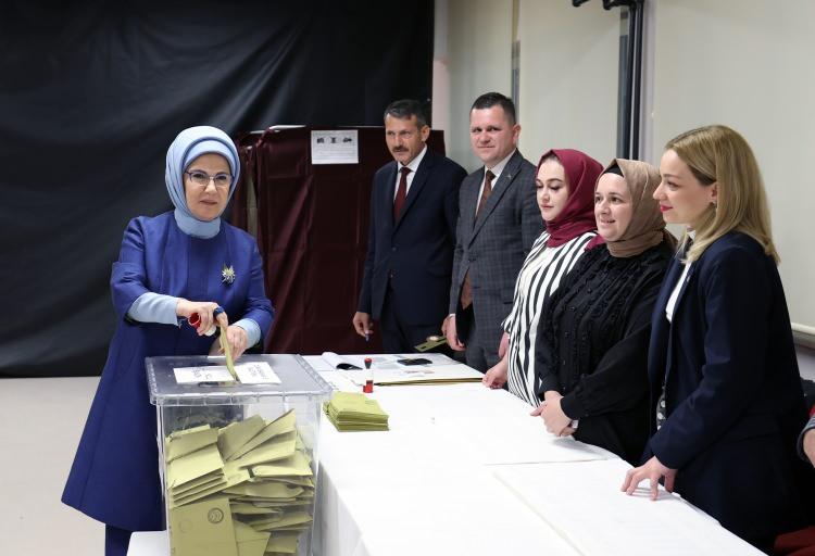 <p>Emine Erdoğan, Cumhurbaşkanı ve 28. Dönem Milletvekili Genel Seçimi için oyunu kullandı.</p>
