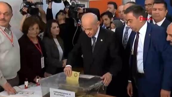 <p>MHP lideri Devlet Bahçeli Ankara'da Anıttepe Orta Okulu'nda oyunu kullandı.</p>
